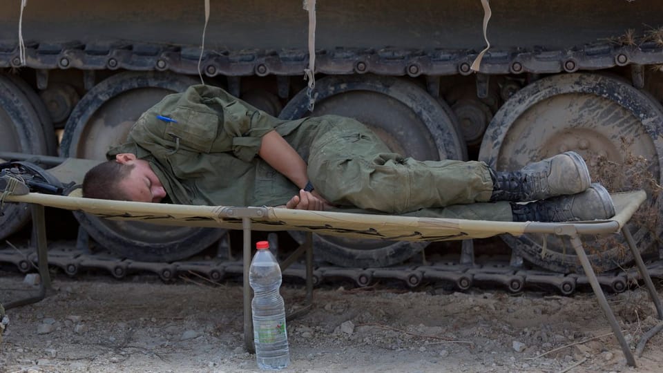 Soldat schläft auf Trage