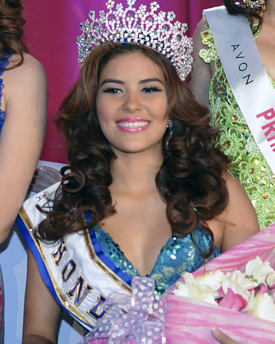 María José Alvarado Muñoz mit Krone bei der Misswahl. 