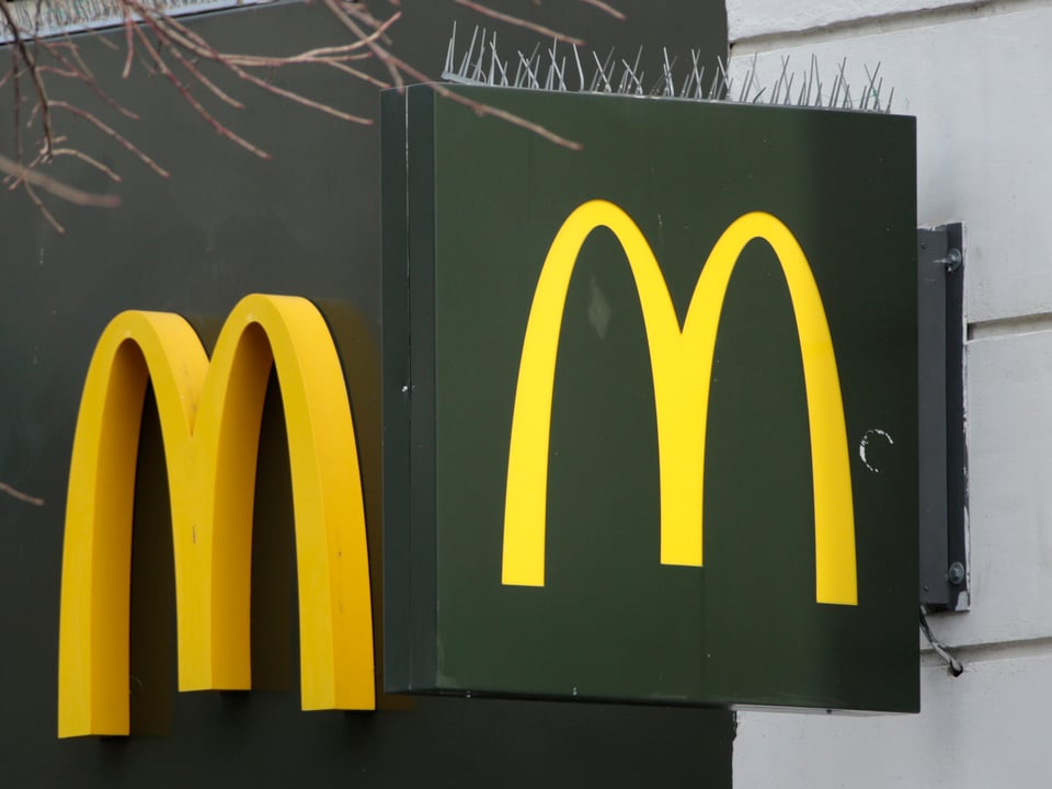 Neue McDonald's Logo: Gelbes M auf grünem Hintergrund.