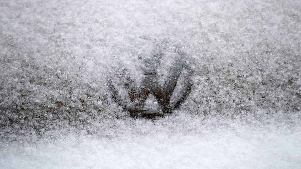 VW-Logo auf verschneiter Haube