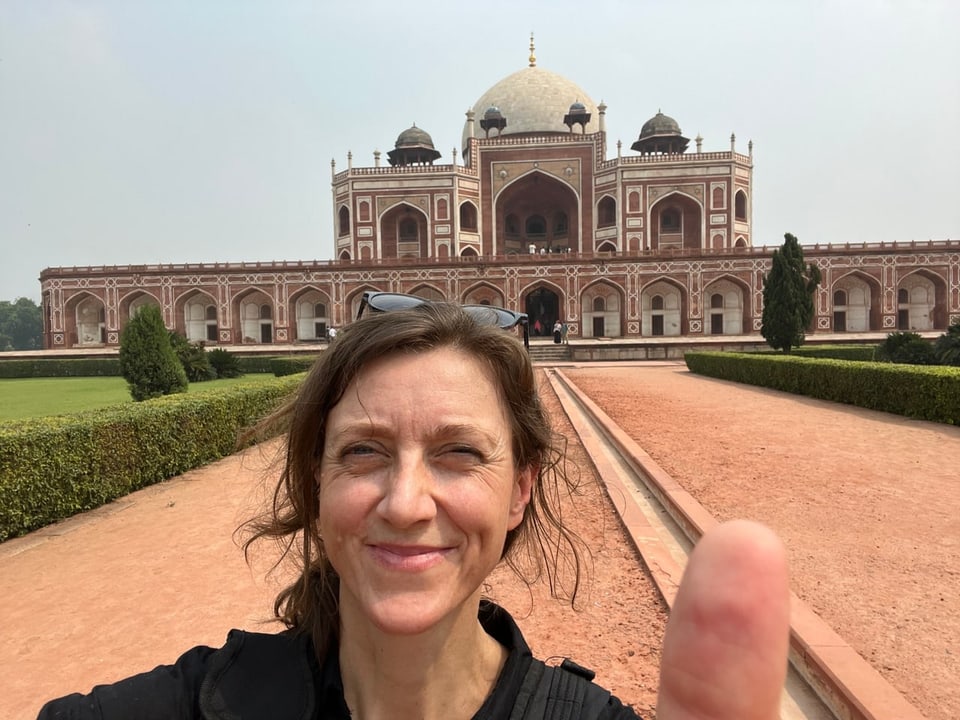 Südasien-Korrespondentin Maren Peters steht vor dem Taj Mahal.