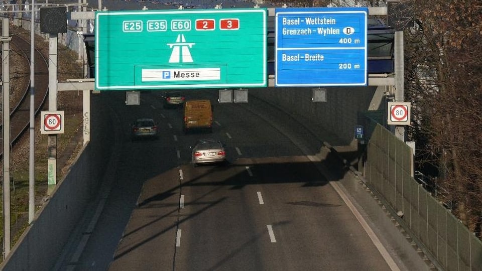 Die Autobahnspuren Richtung Messe und Deutschland der Osttangente beim Gellert-Dreieck.