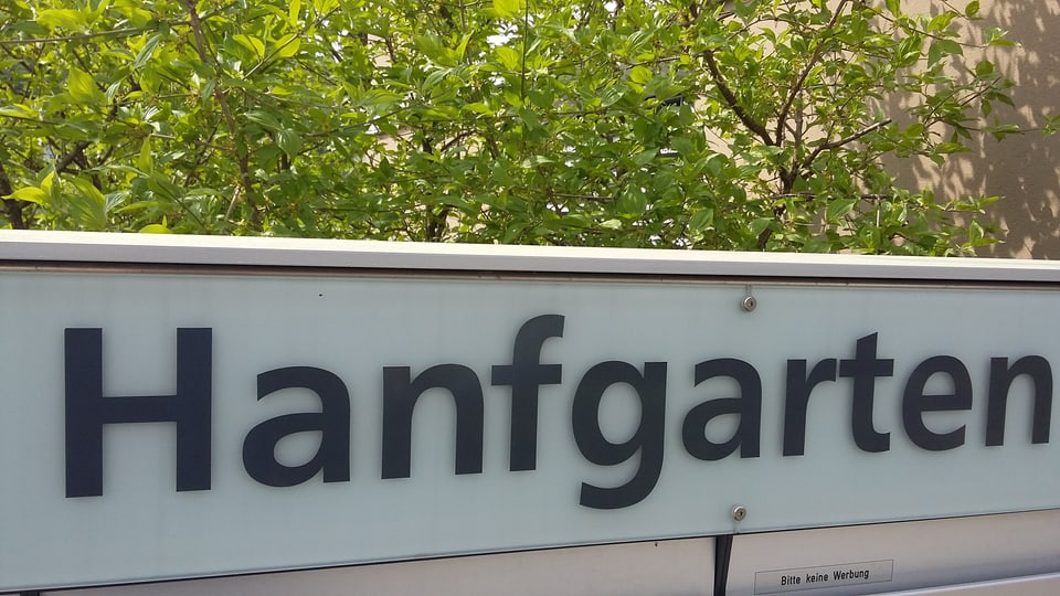 Oberhalb von Briefkästen steht Hanfgarten.