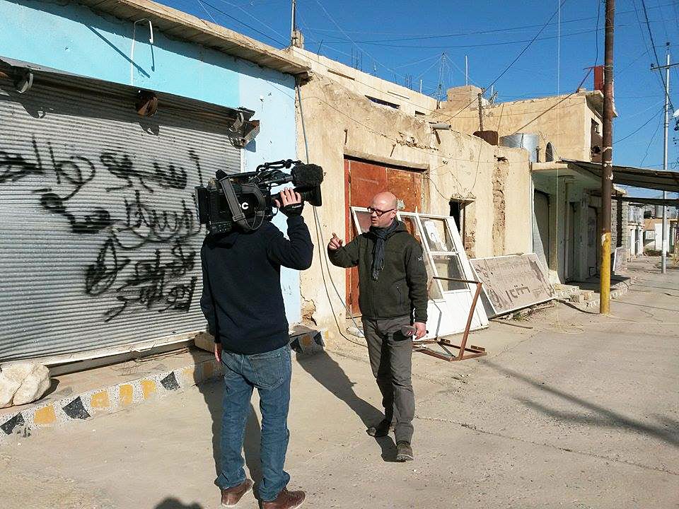 Korrespondent Pascal Weber und sein Kameramann Diego Wettstein in der zerstörten Stadt Snuny am Fusse des Sindschar-Gebirges