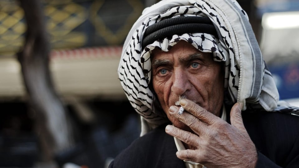 Jordanischer Händler raucht in Amman