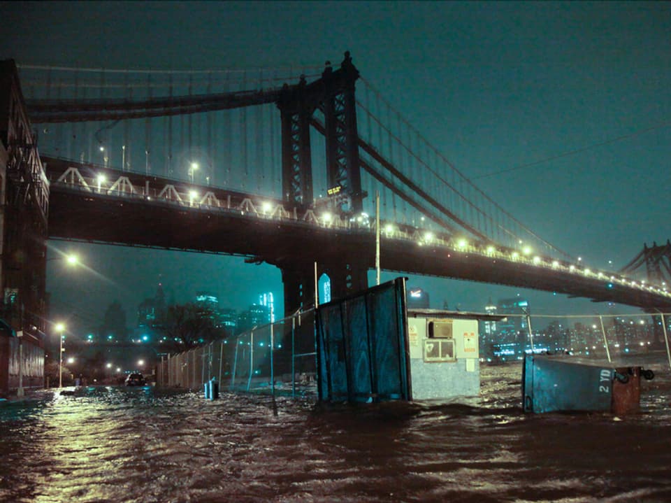 Die Manhattan Brücke in New York nach dem Hurrikan Sandy.