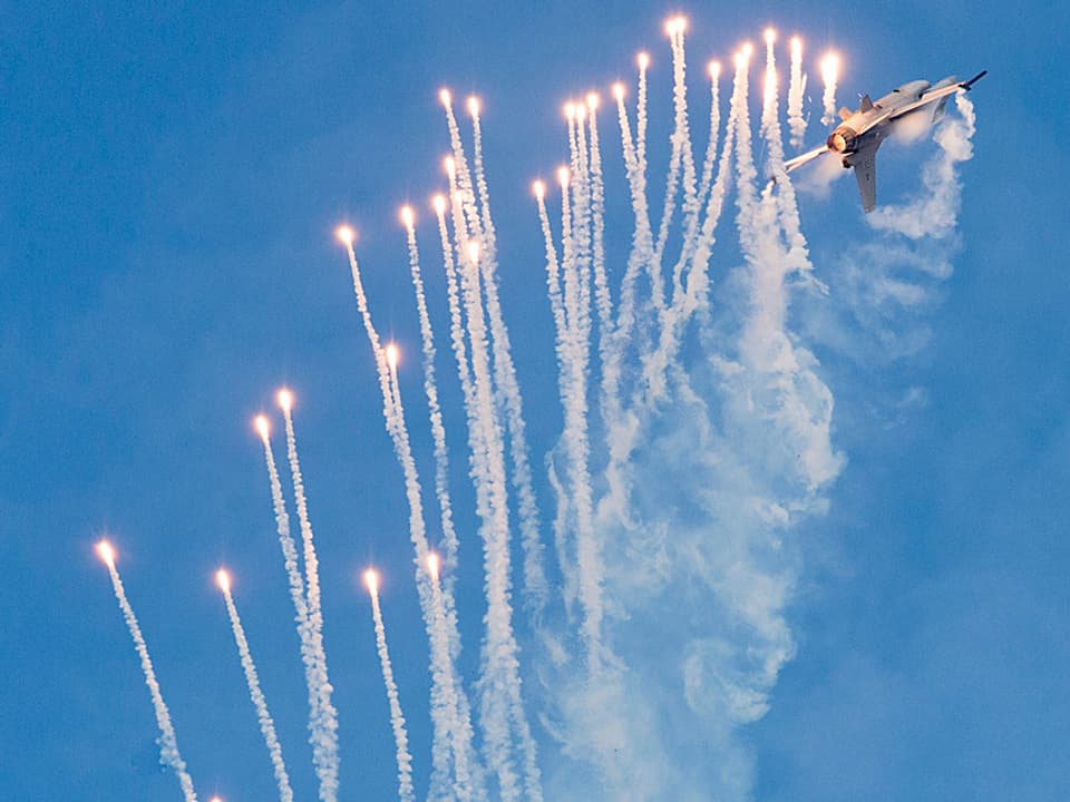 Ein Pilot lässt die niederländische «F-16 Falcon» in der Luft rotieren.
