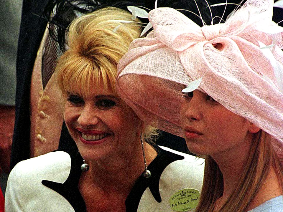 Ivanka Trump (rechts) mit 16 an einem Pferderennen in Ascot mit ihrer Mutter Ivana (links). Ivanka trägt einen riesigen rosa Hut.