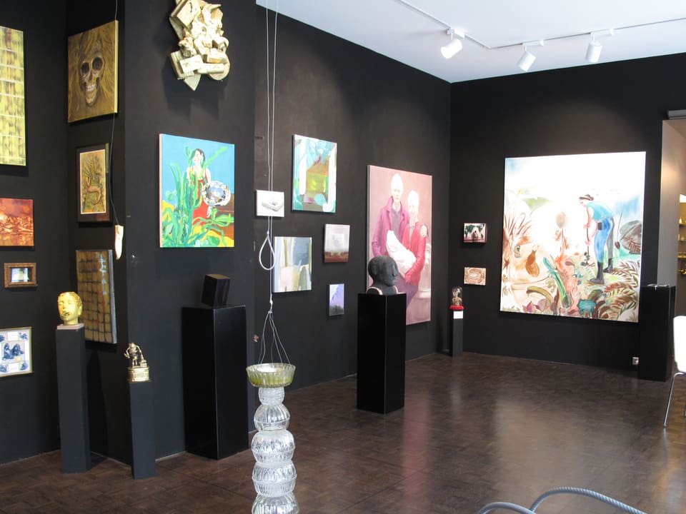 Raum mit Bildern und Skulpturen in der Galerie Vitrine