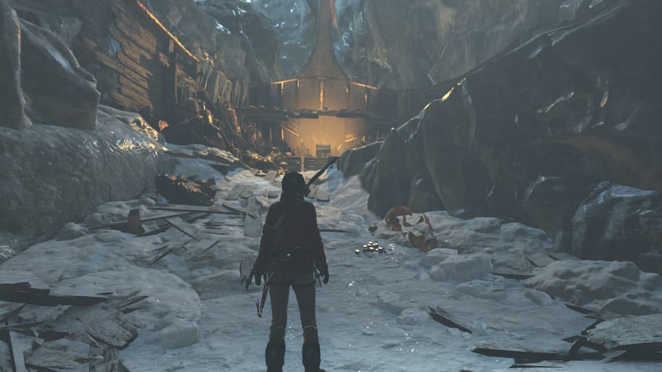 Lara steht in einer Eishöhle vor einem Schatz.