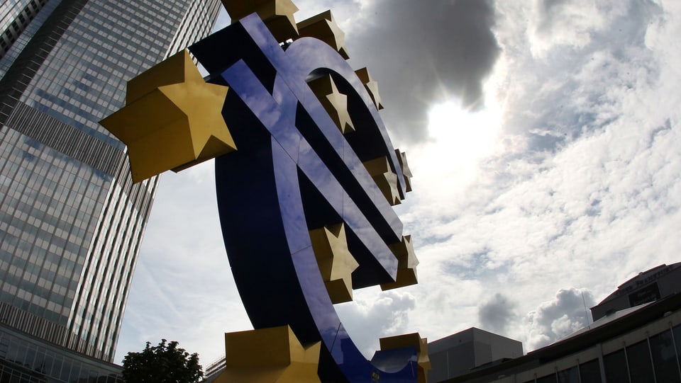 Dunkle Wolken über dem EZB-Logo