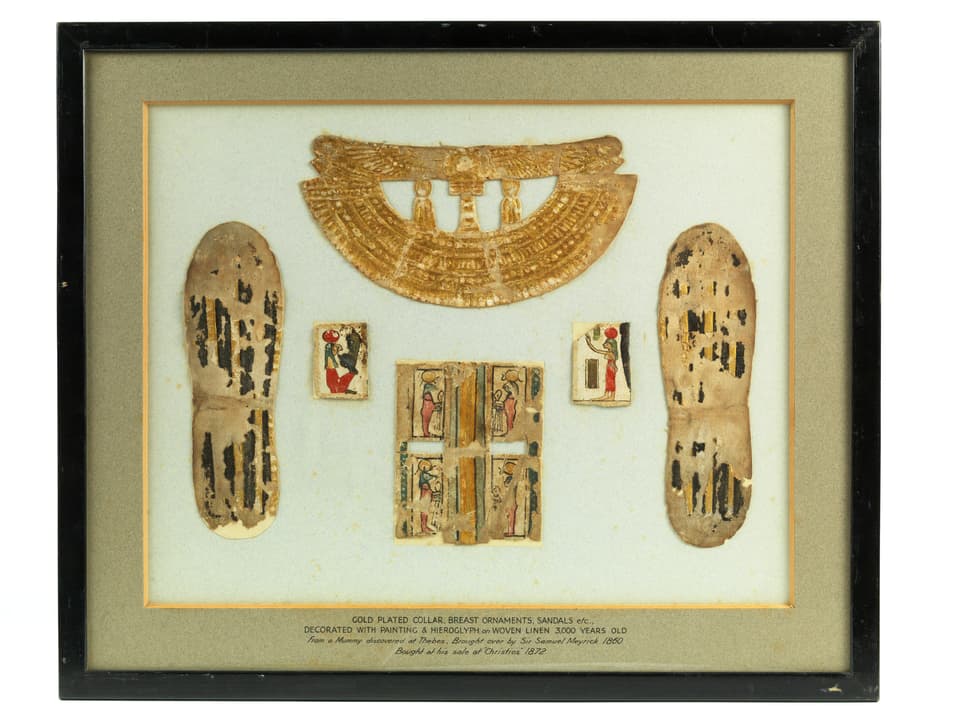 Mumiensohlen von 1000 vor Christus in einer Vitrine.