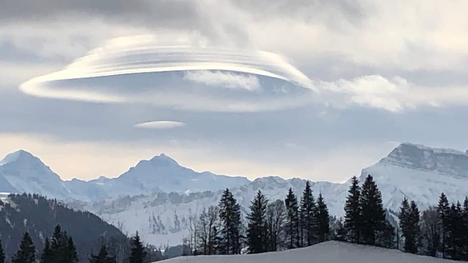 UFO-Wolke über den Alpen.