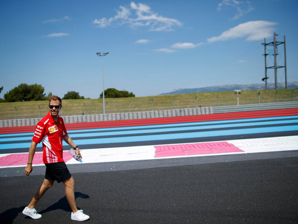 Sebastian Vettel läuft den Kurs in Le Castellet ab.