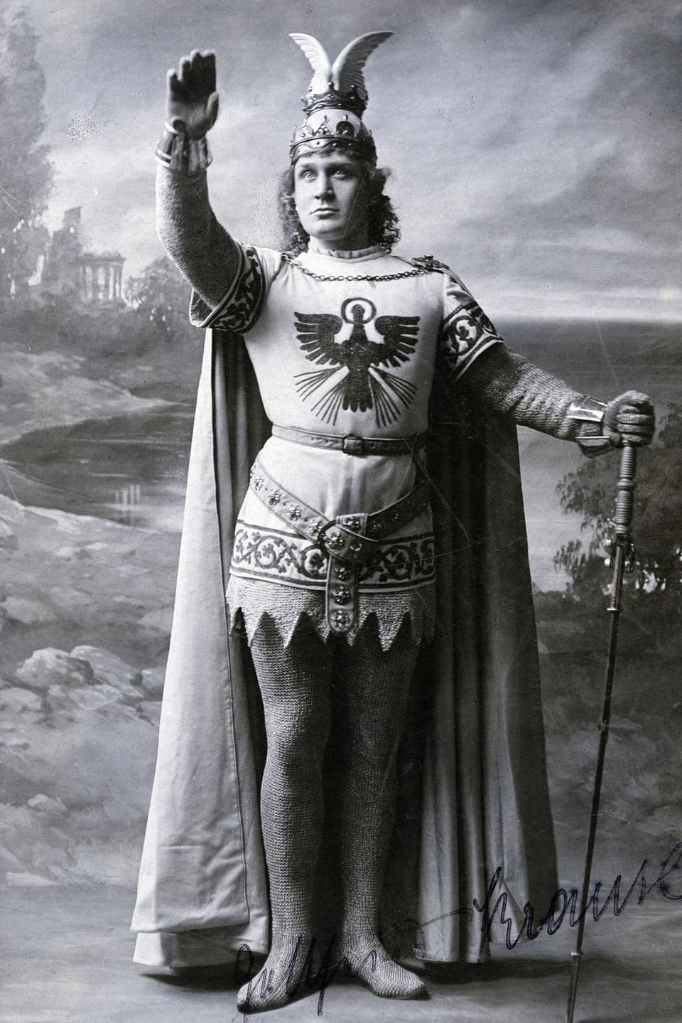 Mann mit Adler auf dem Kostüm und erhobenem Arm. 
