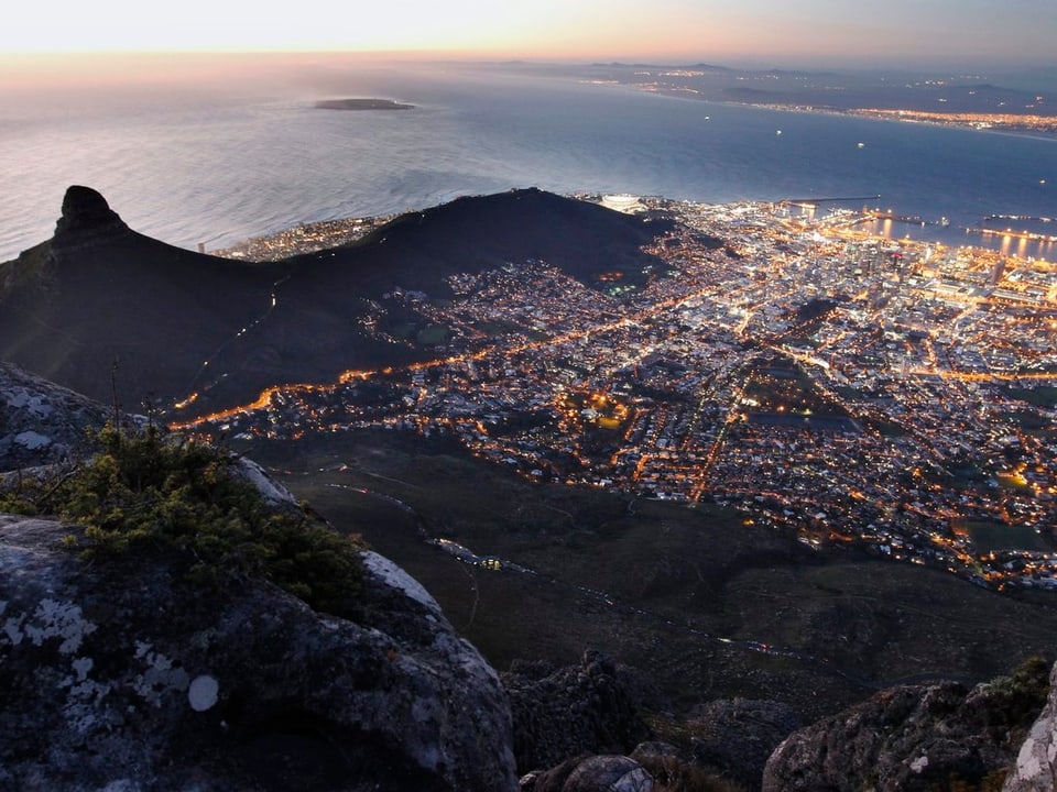 Aussicht vom Tafelberg auf die südafrikanische Stadt Kapstadt. 