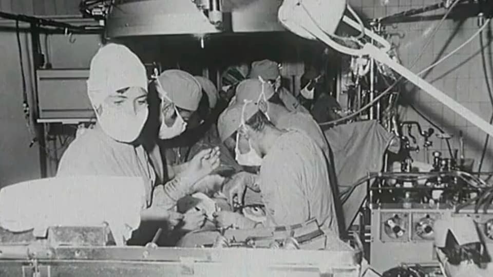 Schwarzweiss-Bild von der ersten Herztransplantation am Zürcher Unispital.