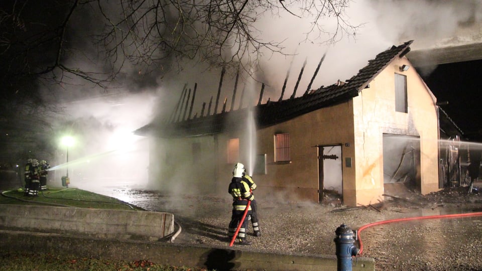 Feuerwehrmänner beim Löschen des Brandes in Aarburg