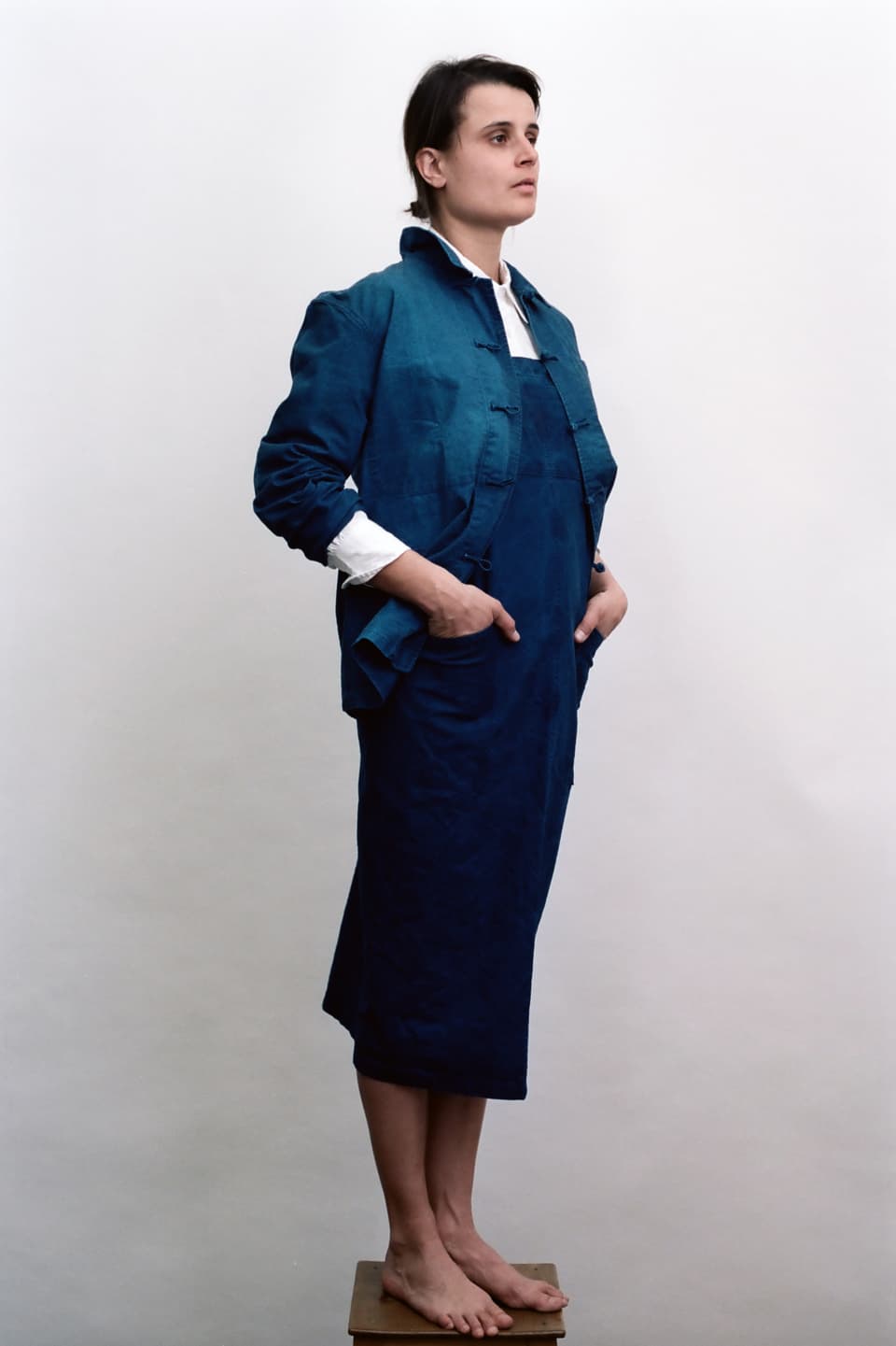 Eine Frau trägt einen blauen langen Rock. 