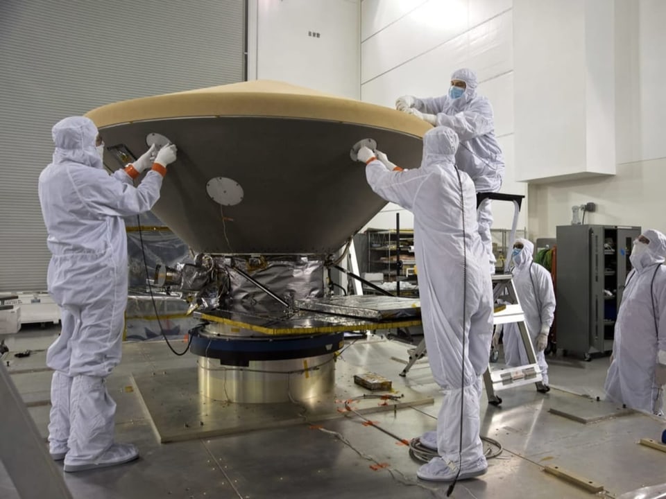 Die letzten Vorbereitungen an der Nasa-Sonde «Insight» im März 2018 in Kalifornien.