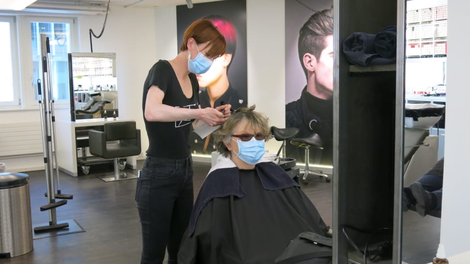 Coiffeuse und Kundin mit Mundschutz