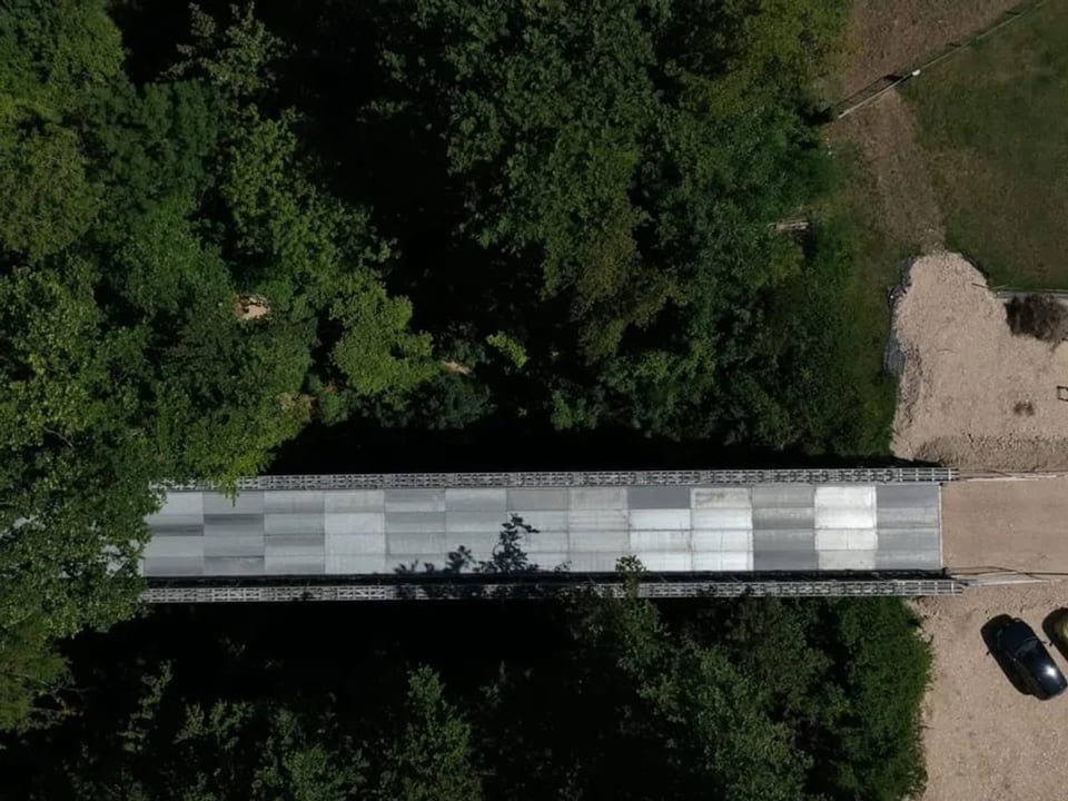 Drohnenaufnahme: Blick auf eine Zugangsbrücke zum ESAF-Gelände.