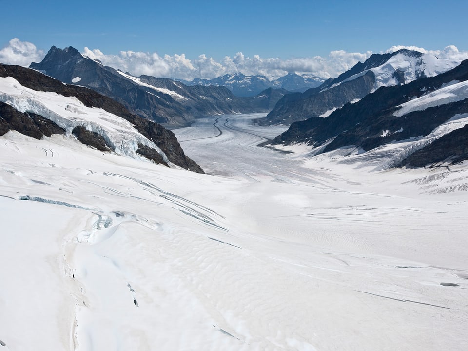 Blick auf den Aletschgletscher vom Jungfraujoch, mit Bergen und Schnee.