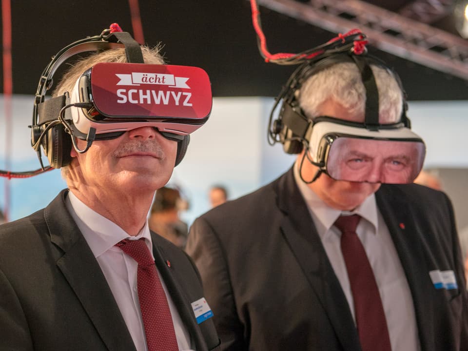Zwei Männer tragen Virtual-Reality-Brillen.