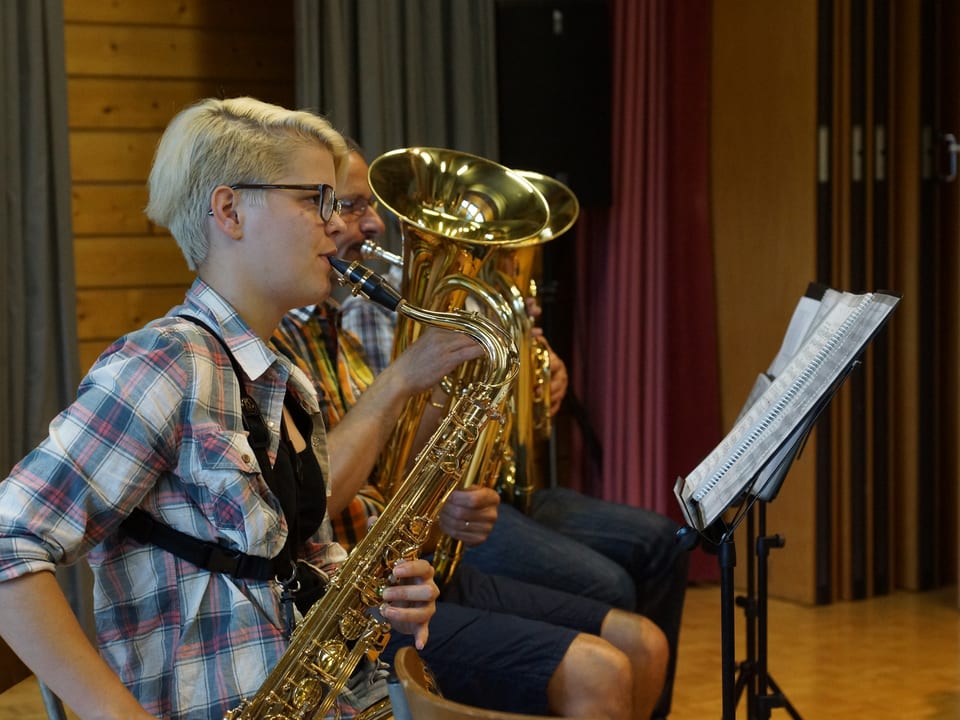 Eine Saxophonspielerin während einer Musikprobe.