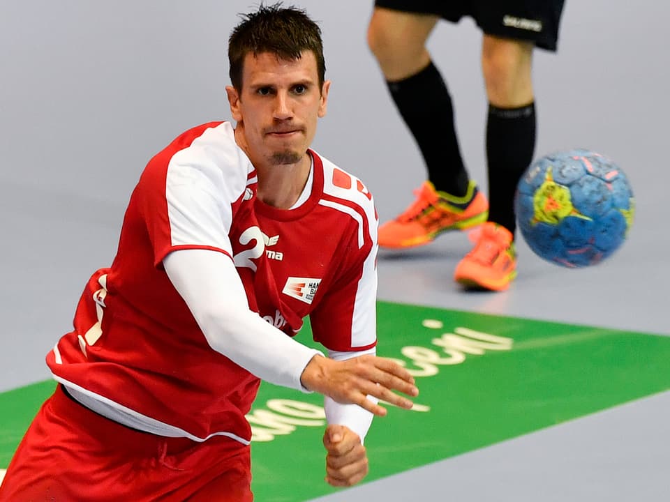 Andy Schmid wirft einen Handball.
