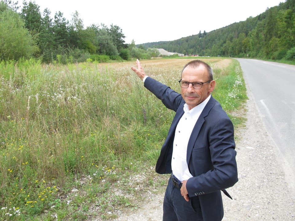 Regierungsrat Ernst Landolt zeigt auf eine Brache, auf der das Sicherheitszentrum gebaut werden soll.