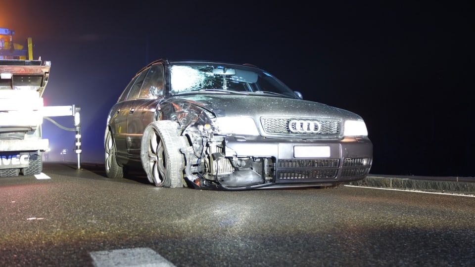 Der 61-jährige Rollerfahrer erlitt gemäss Polizeiangaben unter  anderem schwerste Beinverletzungen. Eine Ambulanz brachte ihn ins  Kantonsspital Aarau. Der Autofahrer, ein 38-jähriger Bosnier, blieb  unverletzt.       Er wollte mit seinem PS-starken Fahrzeug ausserorts zwei vor ihm  fahrende Fahrzeuge auf einen Schlag hinter sich lassen. Als er sich  auf der Höhe des vorderen Autos befanden, tauchte aus dem Nebel ein  Rollerfahrer auf.       Der Autofahrer wich zwar auf das Gleisbett der Seetalbahn aus,  konnte aber eine Frontalkollision nicht verhindern. Der  Rollerfahrer wurde mit grosser Wucht getroffen und samt Fahrzeug  weggeschleudert. Dabei streifte das Motorrad auch eines der  beteiligten Autos.       Die Hauptstrasse zwischen Beinwil am See und Birrwil war mehrere  Stunden lang gesperrt. Auch der Betrieb der Seetalbahn musste kurz  unterbrochen werden.   
