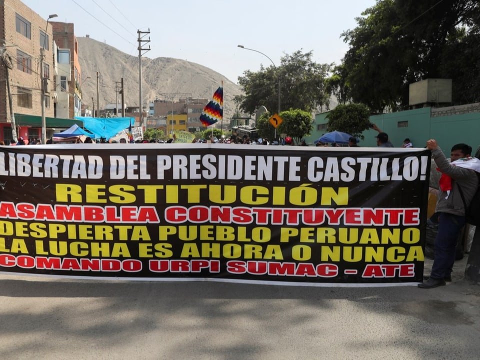 Protestierende mit einem Pro-Castillo-Transparent.