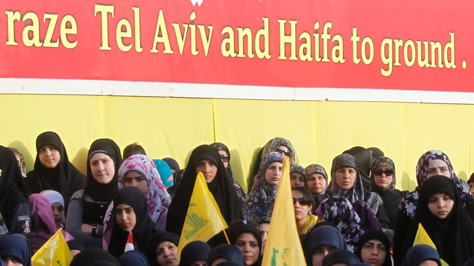 Hisbollah-Versammlung mit Anti-Israel-Plakat.