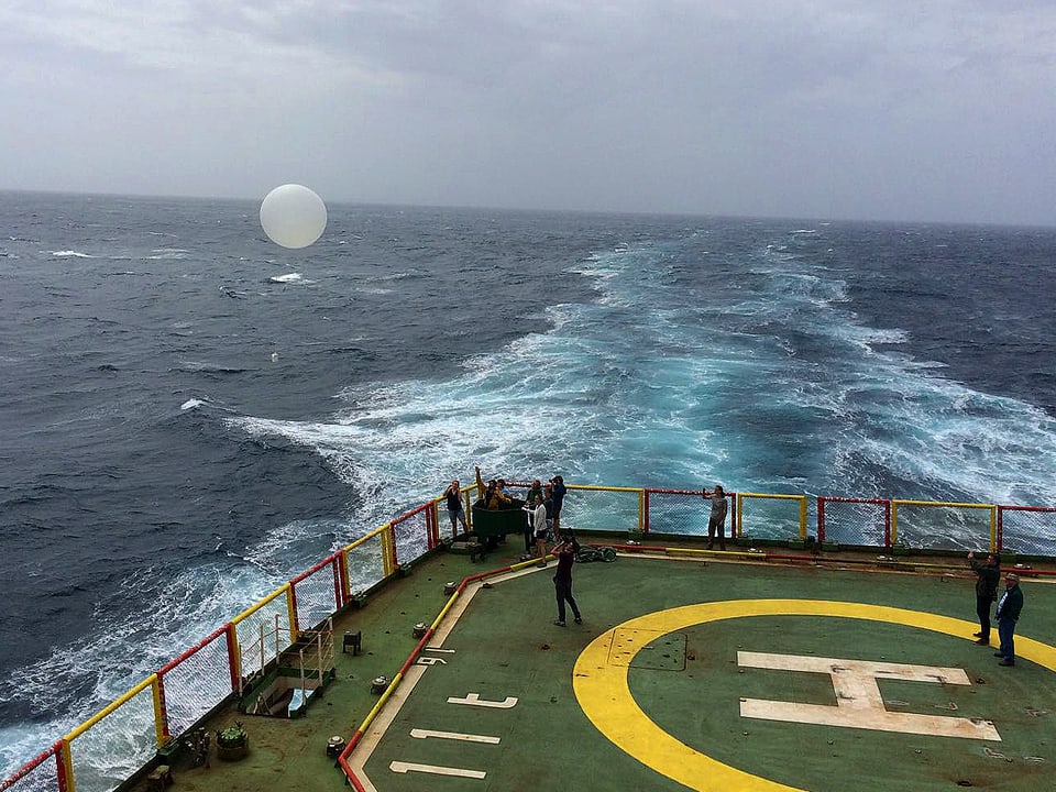 Ein Wetterballon hebt vom Helikopterdeck der «Akademik Tryoshnikov» ab. SRF «Einstein»-Redaktor Mario Nottaris ist mit an Bord.