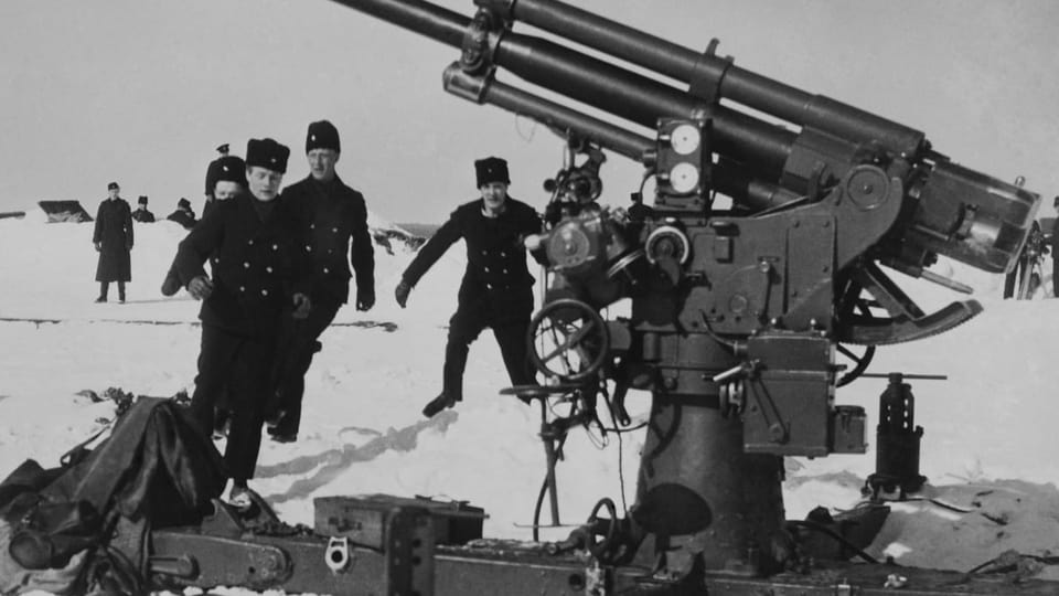Schwedische Soldaten bemannen eine Kanone 1940 auf Gotland