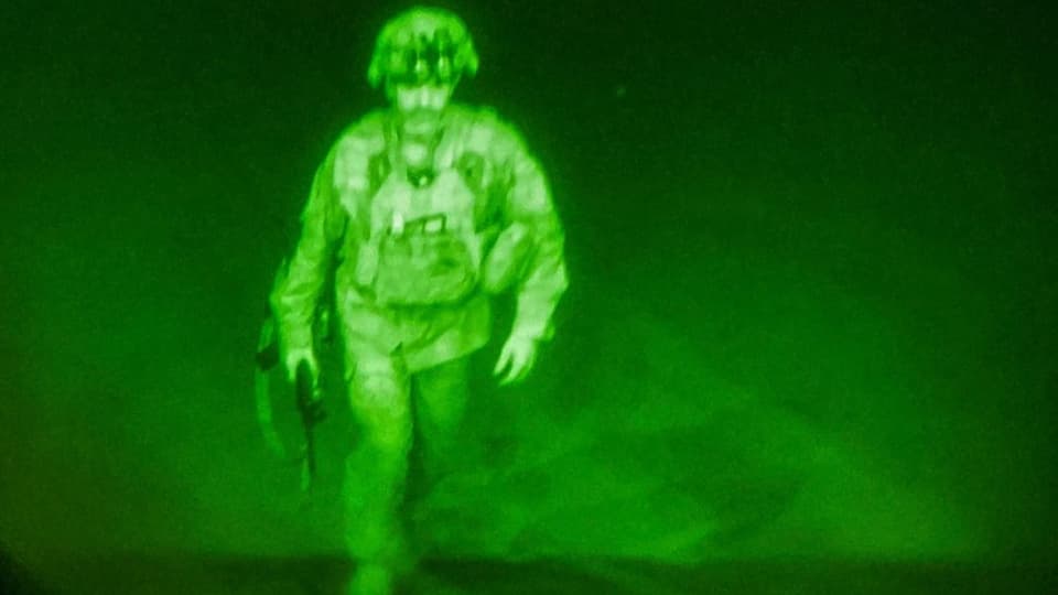 Generalmajor Chris Donahue geht an Bord eines C-17-Transportflugzeugs, Bild mit Nachtsichtgerät gemacht