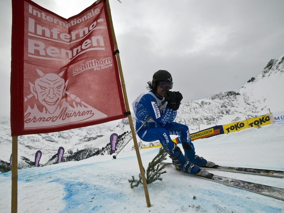 Ein Skifahrer fährt am Internationalen Inferno-Rennen die Piste hinab.