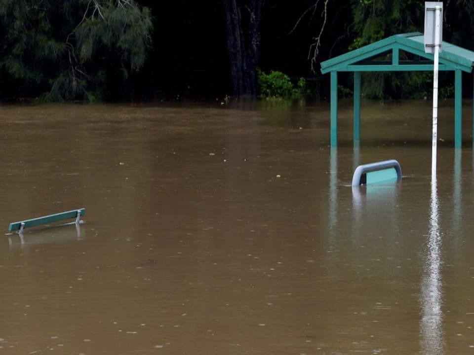 Zwei Sitzbänke unter Wasser