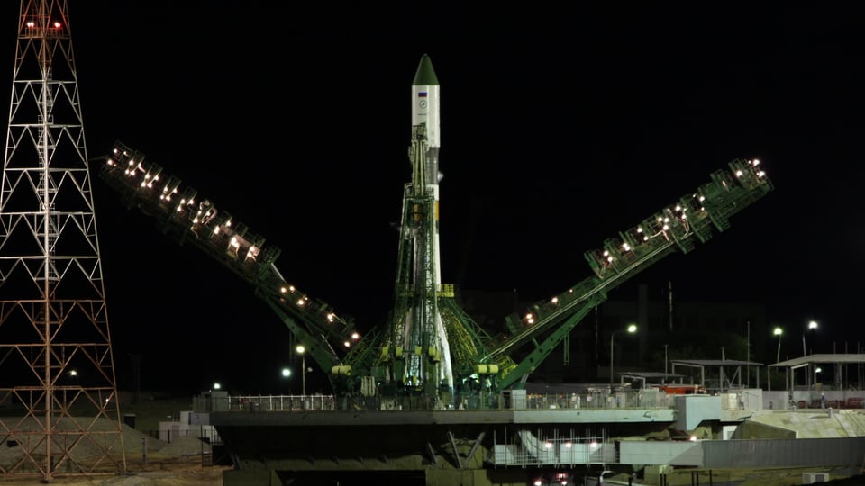 Ein Sojus-Rakete steht auf der Startrampe in Baikonur.