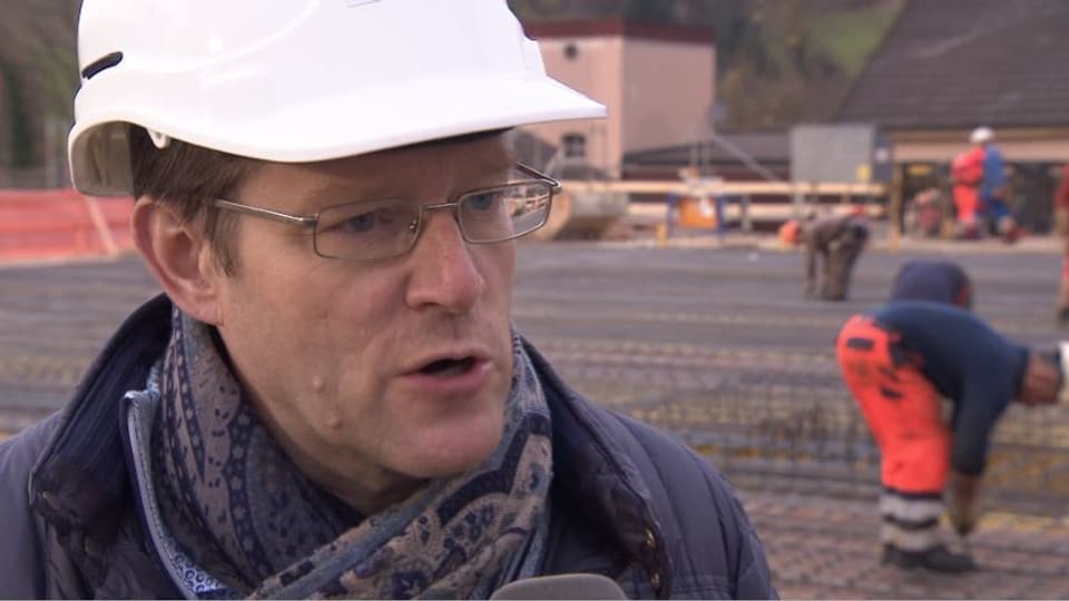 Josef Wiederkehr mit Helm auf einer Baustelle
