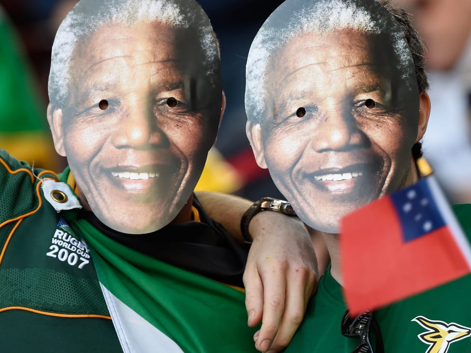2 südafrikanische Fans mit Mandela-Masken