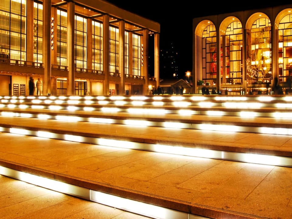 Das David H. Koch Theater am Lincoln Center  wird bei Nacht angestrahlt