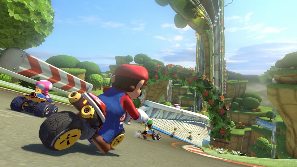 Mario auf Motorrad vor einem Korkenzieher und Looping.