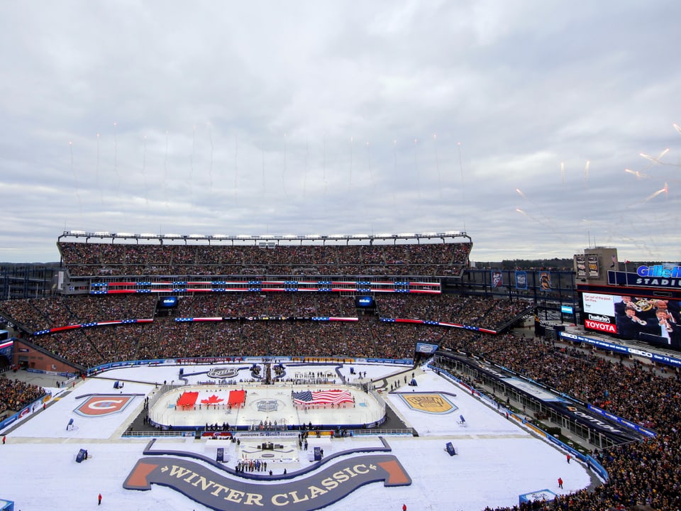 70'000 Zuschauer im Football-Stadion schauen ein Freiluft-Eishockeyspiel