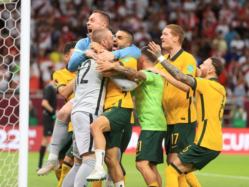 Die «Socceroos» und ihr Ersatzgoalie Andrew Redmayne (in Grau) bejubeln den Sieg gegen Peru.