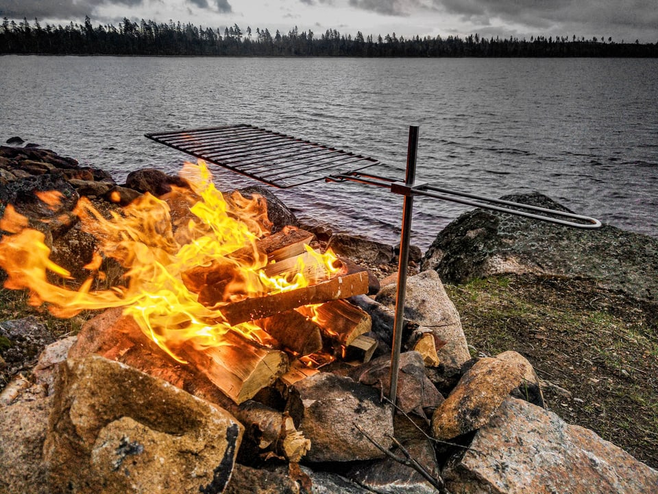 Grill auf Feuer am See