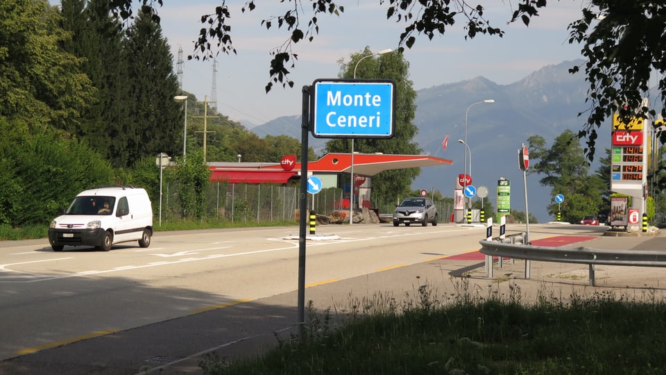 Ein Strassenschild, auf dem «Monte Ceneri» steht.