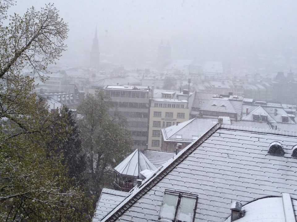 Ein Blick über St. Gallen, eine dünne Schneeschicht liegt auf den Dächern von St. Gallen.
