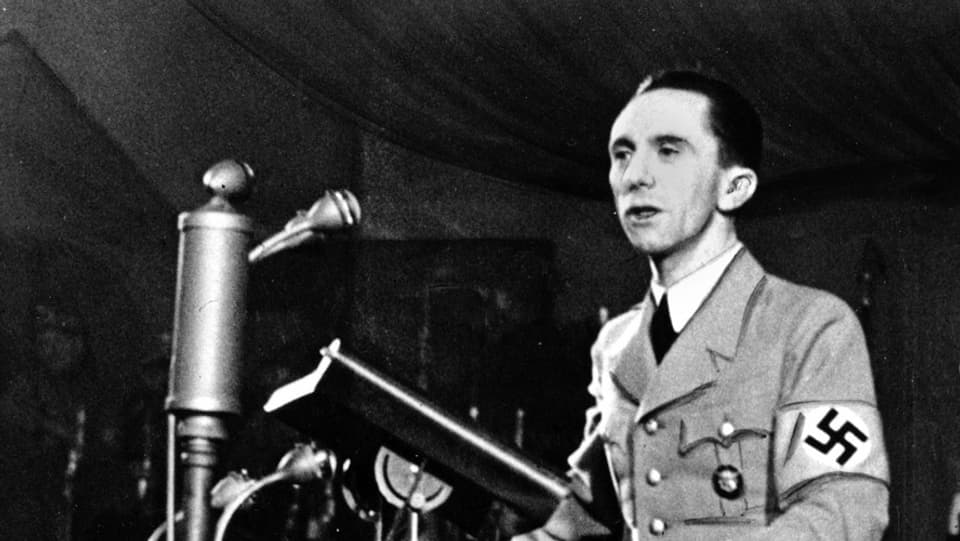 Propagandaminister Joseph Goebbels in Nazi-Uniform am Rednerpult. 